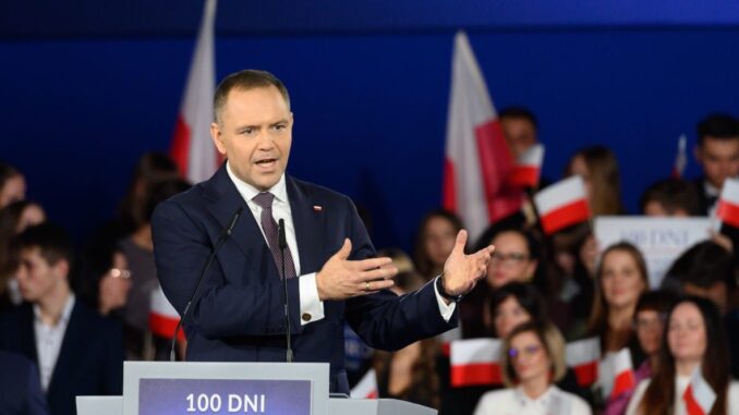 Presidente da Polônia discursa em evento oficial, falando sobre a guerra na Ucrânia e as relações com a Hungria.