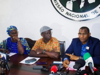 Membros da comissão eleitoral da Guiné-Bissau falam à imprensa após destruição dos dados das eleições presidenciais de 2025.
