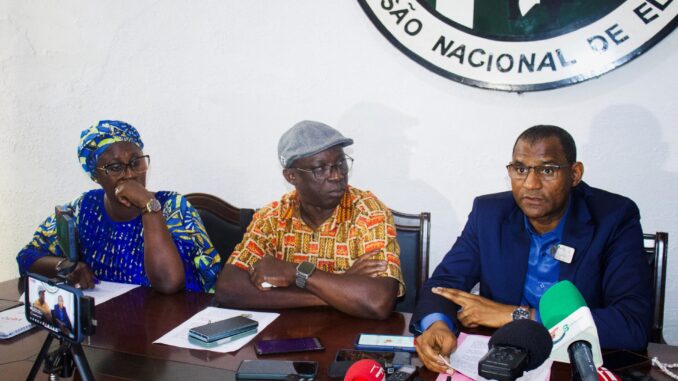 Membros da comissão eleitoral da Guiné-Bissau falam à imprensa após destruição dos dados das eleições presidenciais de 2025.