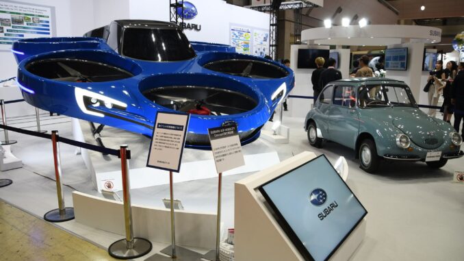 Conceito Subaru Air Mobility e Subaru 360 exibidos no estande da Subaru durante a JA2024 em Tóquio, 19 de outubro de 2024.