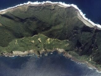 Vista aérea de Uotsuri-jima, a maior das Ilhas Senkaku, com relevo montanhoso e litoral rochoso.