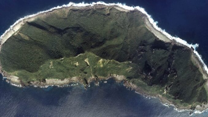 Vista aérea de Uotsuri-jima, a maior das Ilhas Senkaku, com relevo montanhoso e litoral rochoso.