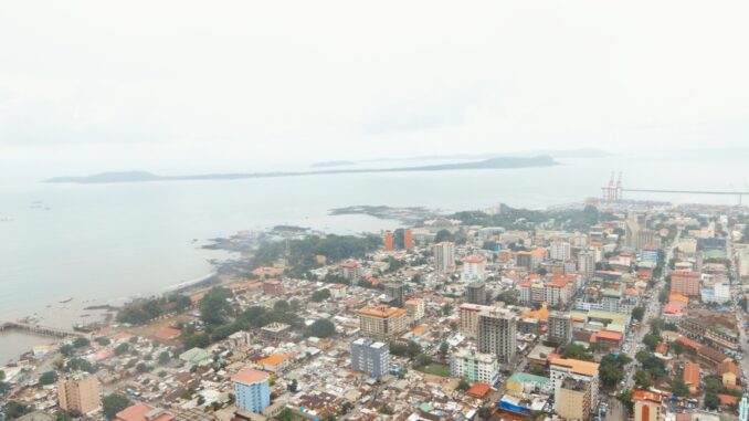 Vista panorâmica de Conakry, capital da Guiné, às margens do Oceano Atlântico.