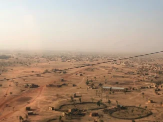 Vista aérea da cidade de Djibo, em Burkina Faso, mostrando áreas urbanas e o ambiente seco ao redor.