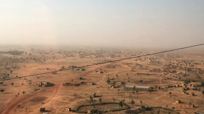 Vista aérea da cidade de Djibo, em Burkina Faso, mostrando áreas urbanas e o ambiente seco ao redor.