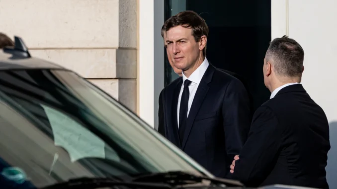 Jared Kushner deixa a Embaixada dos Estados Unidos em Berlim após reuniões diplomáticas.
