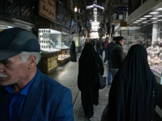 Pessoas caminham pelo mercado de ouro no Grande Bazar de Teerã, no Irã.