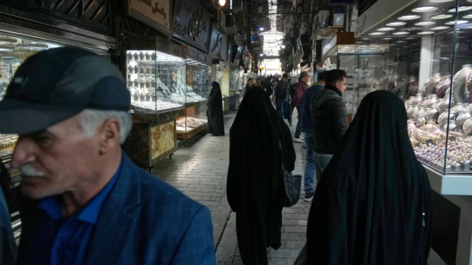 Pessoas caminham pelo mercado de ouro no Grande Bazar de Teerã, no Irã.