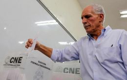 Candidato conservador Nasry Asfura lidera a eleição presidencial em Honduras, com apoio de Donald Trump, enquanto Salvador Nasralla acompanha de perto.